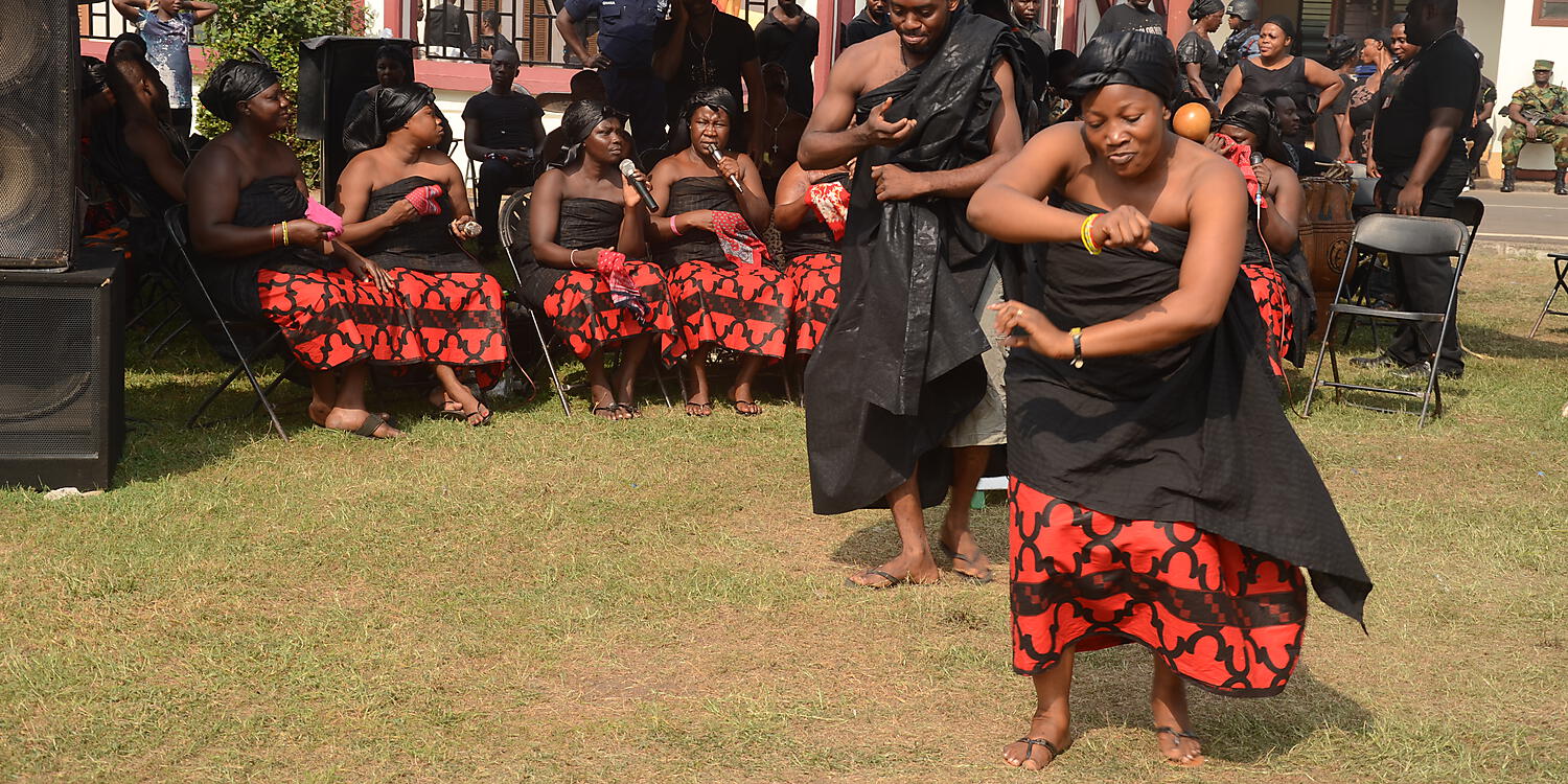 Adowa Tanz bei der Beerdigung von Asantehemaa